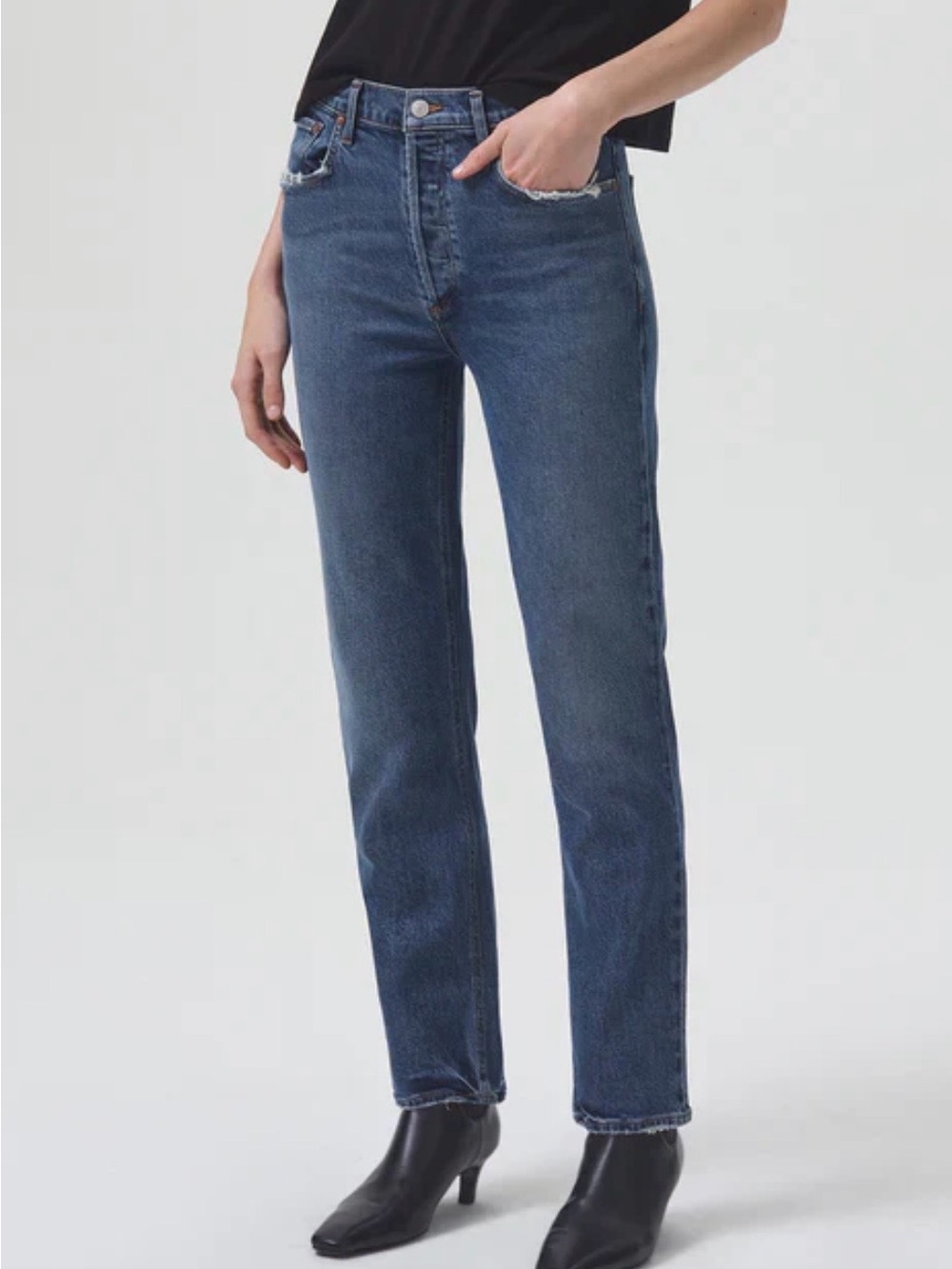 AGOLDE Riley Long High Rise Straight Crop Jeans  Pose Size 25  A9090-1140